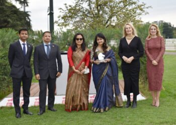 Indian artist Swati Ghosh wins The 'Arte and Cavallo Trofeo' award in Milan for her artwork "Power of Energy"