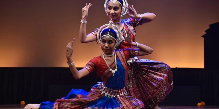 Manch Pravesh, Diya & Risa D’souza, Odissi dance, Smt. Mitali Raul, Ekla Chalo, Moksha, Smt. Jhelum Paranjpe, Odissi dancers, pure nritta
