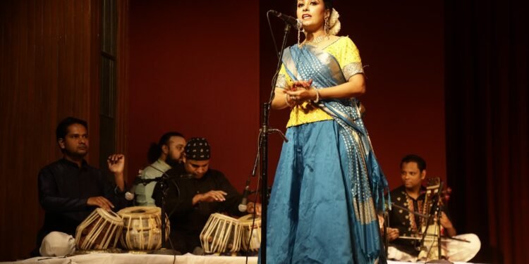 Renowned Kathak Dancer Ritu Gupta Mesmerizes Delhi Audience with Exquisite Performance in the Lucknow Gharana Style (1)